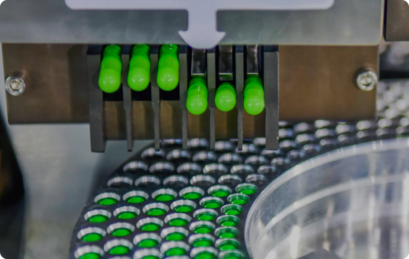 Linha de produção enchendo cápsulas